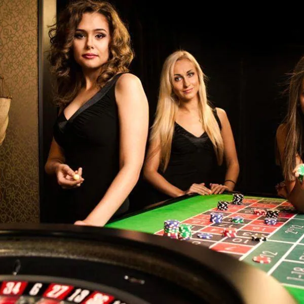 ภาพโต๊ะรูเล็ตสดพร้อมวงล้อและพื้นที่เกม